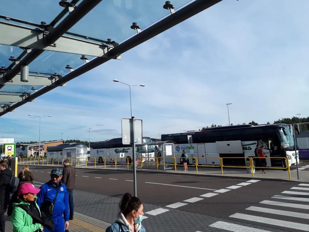 Gdzie odjeżdża Contbus z Okęcia? Znajdź przystanek i uniknij problemów