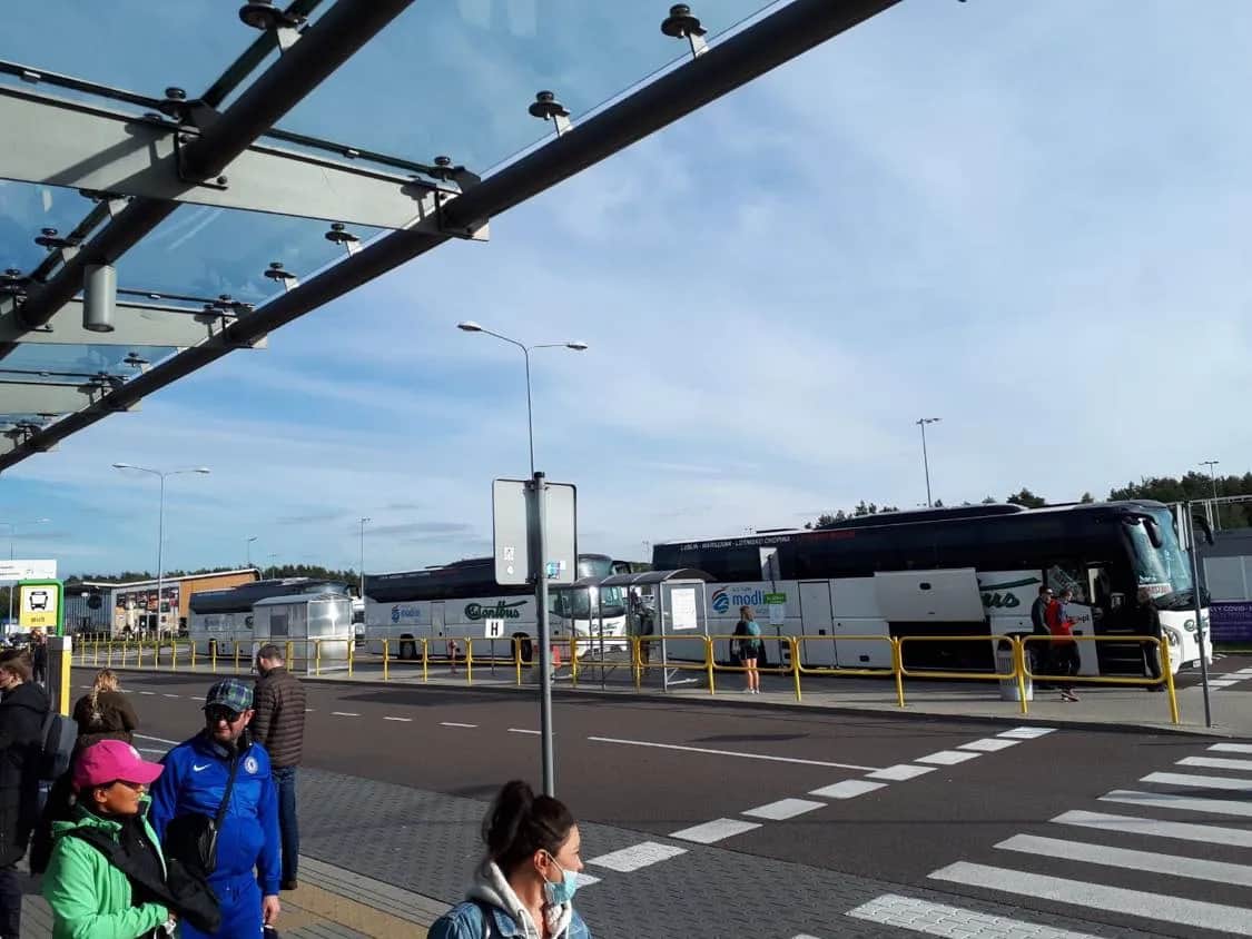 Gdzie odjeżdża Contbus z Okęcia? Znajdź przystanek i uniknij problemów