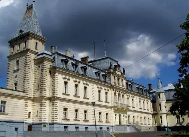 Pałac w Solnikach: Historia, architektura i możliwości wynajmu