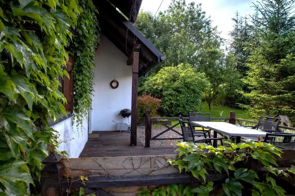 Wiejski dworek w Bóbrce: odkryj jego tajemnice i atrakcje w okolicy