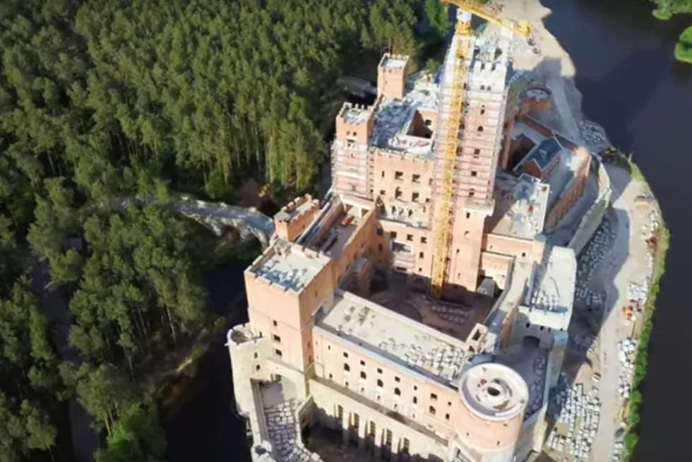 Pałac w Puszczy Noteckiej: kontrowersje, historia i aktualny stan