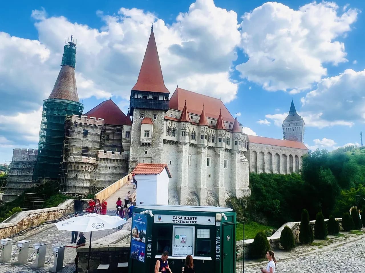 Zamek w Hunedoarze: Odkryj jego tajemnice i niezwykłą architekturę