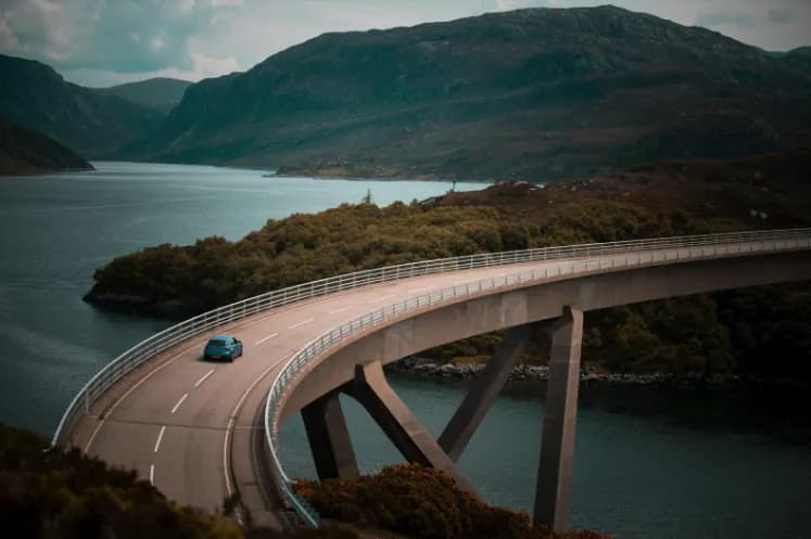 Długi przejazd autem lub autobusem – jak się przygotować i nie nudzić w drodze?
