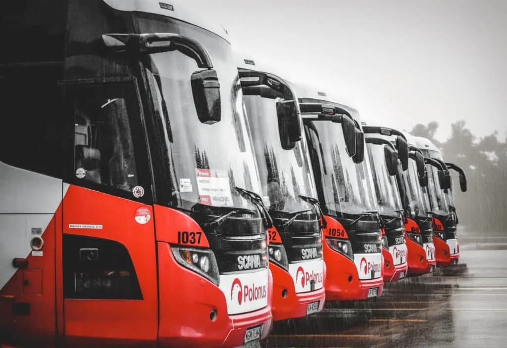 Skąd odjeżdża autobus 700 z Warszawy Centralnej? Sprawdź szczegóły