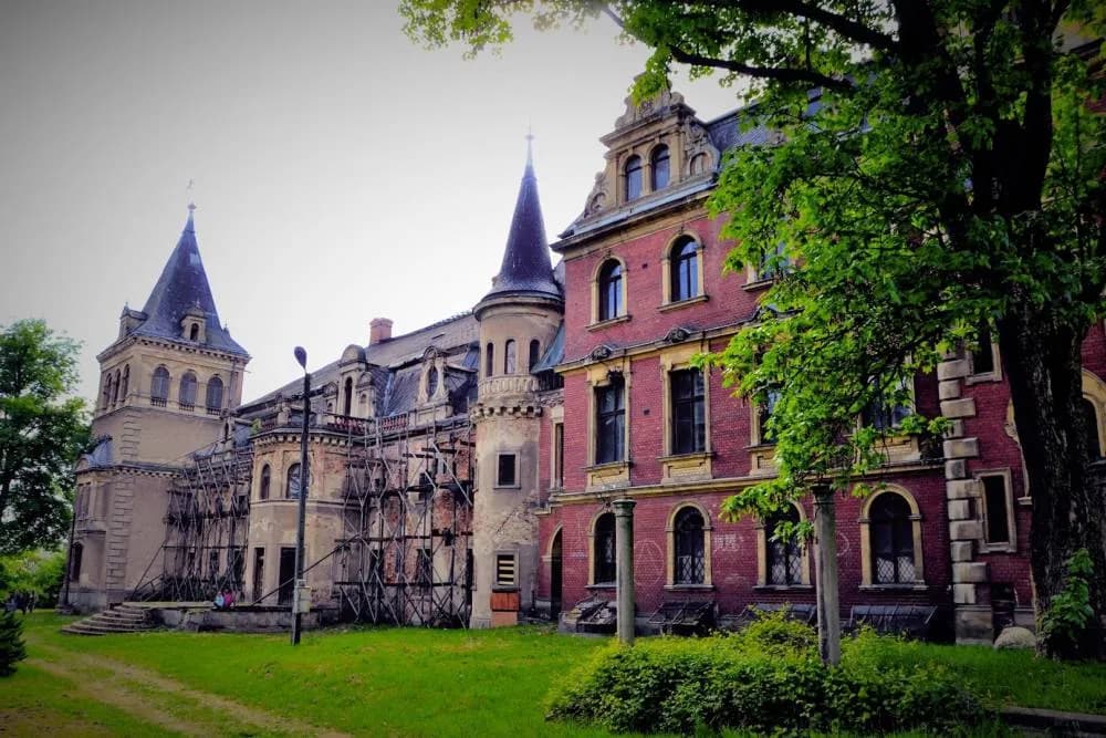 Pałac w Krowiarkach: Fascynująca historia i ukryte skarby architektury