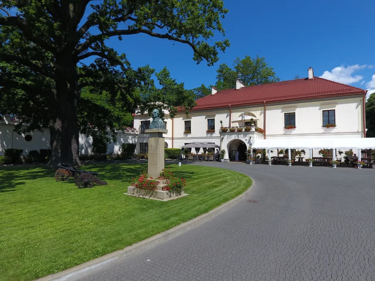 Zamek w Dubiecku: Historia, tajemnice i atrakcje, które musisz poznać